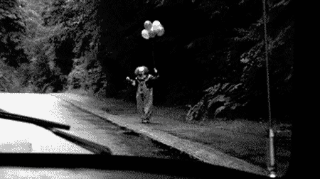 payaso demonio con globos en la carretera